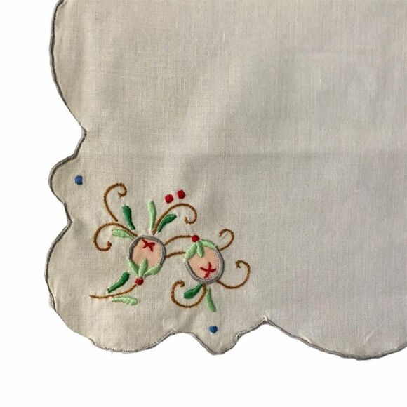 Set of 2 Vintage Hand Embroidered Napkins 16 x 15 Cream Floral Scalloped Edge - Picture 3 of 5